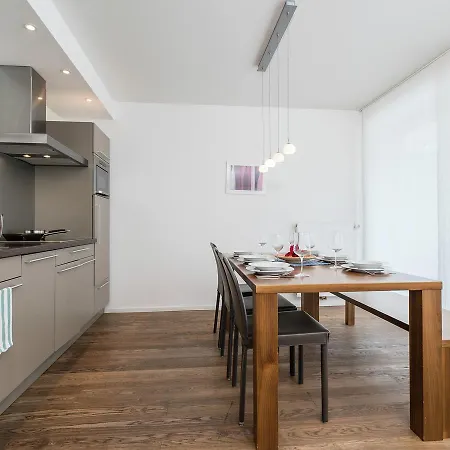 De Luxe 4 *
