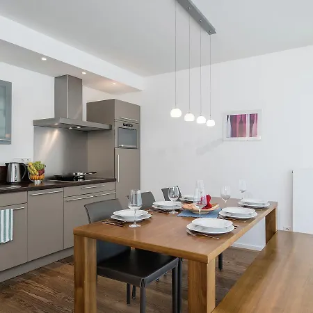 De Luxe 4 *